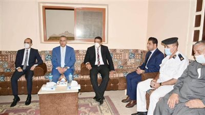 محافظ سوهاج ونائبه يؤديان واجب العزاء لأسرة رئيس قرية بندار الكرمانية