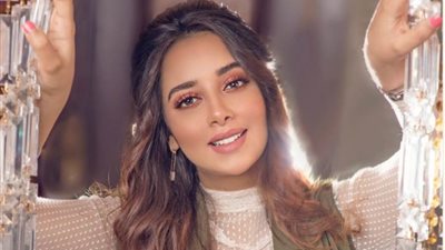 بلقيس أمام تمثالها بمتحف مدام توسو.. لن تصدقوا الشبه