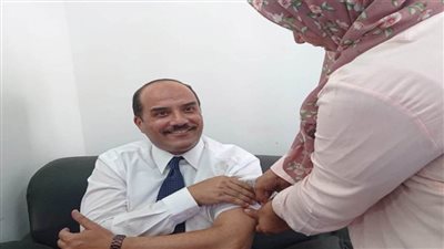 رئيس جامعة العريش يتابع حملة التطعيم ضد كورونا بالجامعة   