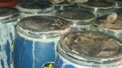 ضبط 11 طن مخللات مجهولة المصدر داخل مخزن بههيا