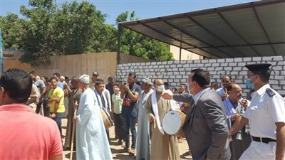 بالطبل والمزمار.. أهالي قرية الكنايس يستقبلون محافظ البحيرة (حياة كريمة)