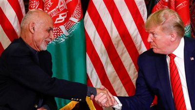 ترامب يصف الرئيس الأفغاني السابق الهارب بـ