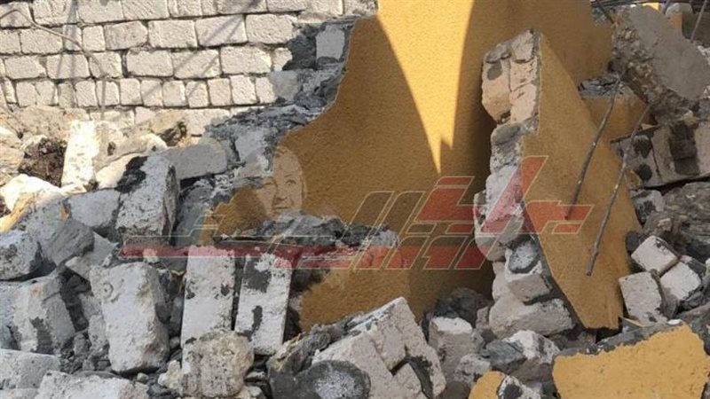 بناء مقبرة علي أرض