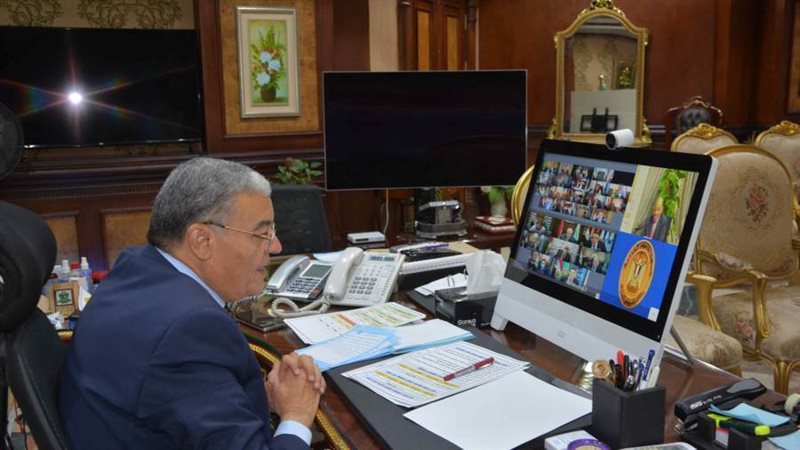 محافظ المنيا مع وزير