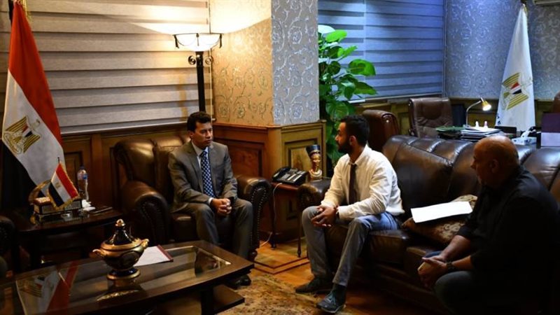 وزير الرياضة مع حجازى