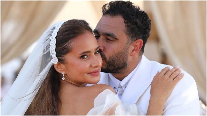 هشام عاشور وزوجته