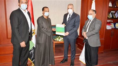 محافظ سوهاج يسلم 56 شيكا بقيمة 392 ألف جنيه لدعم الشباب