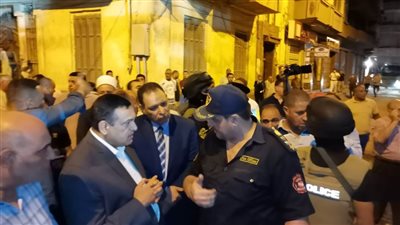 محافظ البحيرة ومدير الأمن يتابعان أعمال رفع أنقاض العقار المنهار بدمنهور 