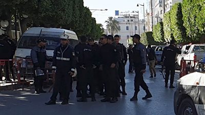 الأمن التونسي يخلي مقر 