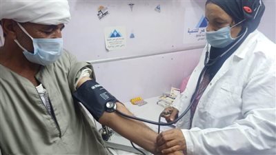 حياة كريمة.. علاج 260 ونظارات طبية في قافلة بأبوصالح بني سويف
