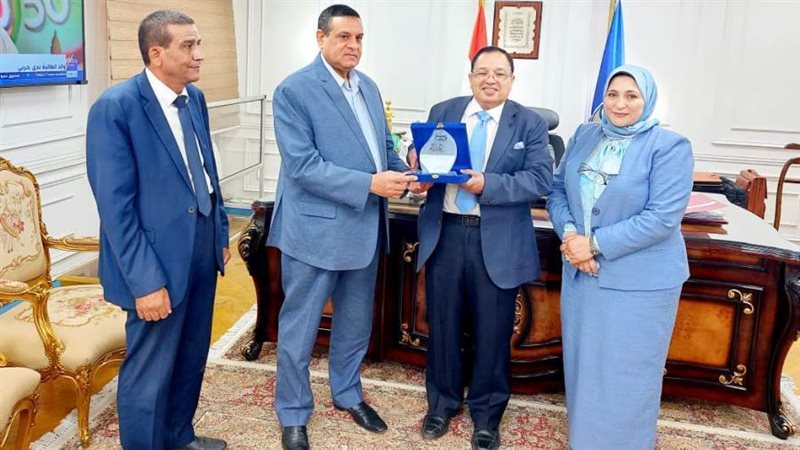 محافظ البحيرة يكرم