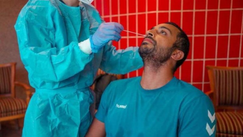 يد الأهلي يخضعون