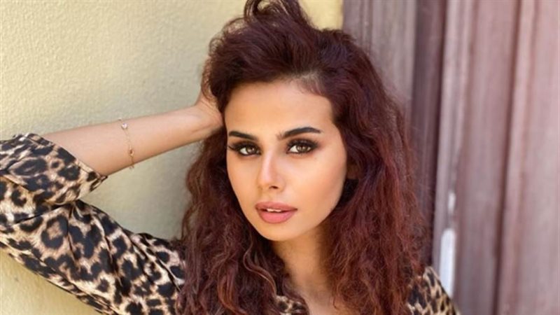 الفنانة منة عرفة