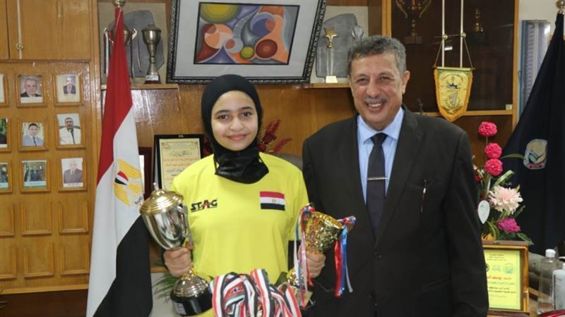 تكريم الطالبة حبيبه