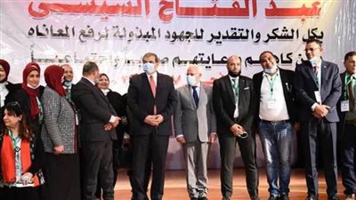 سعفان ومحافظ بورسعيد يسلمان وثائق تأمين حوادث شخصية للعمالة غير المنتظمة ببورسعيد