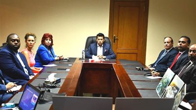 وزير الشباب يلتقي مجموعة من المستثمرين الأجانب