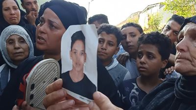 والدة وأصدقاء شهيد 