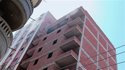 شاهد| لحظة إزالة عقار مائل مكون من 9 طوابق بمدينة المنصورة