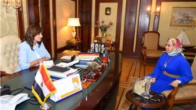 وزيرة الهجرة تستقبل الطالبة 