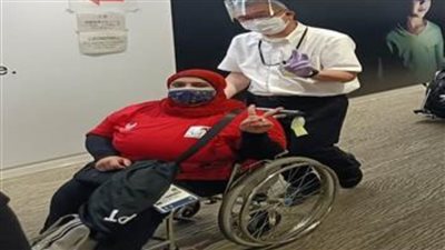 هشام صلاح و رندا تاج الدين يحملان العلم المصري في افتتاح الدورة البارالمبية بطوكيو