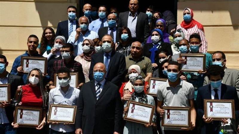 محافظ القاهرة مع