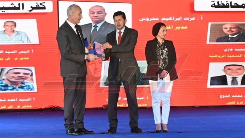 تكريم وكيل وزارة