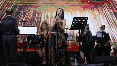 السوبرانة أميرة سليم تبهر جمهورها بـ ٥ لغات بالساحل الشمالي 