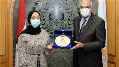 هكذا كافأ رئيس جامعة المنصورة الأولى على الثانوية العامة 