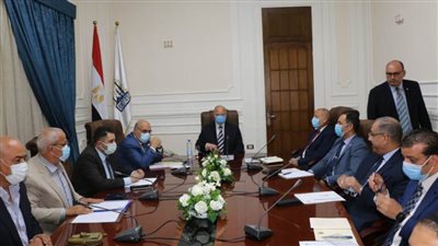 محافظ القاهرة يتابع فحص رخص البناء التي تستأنف أعمالها