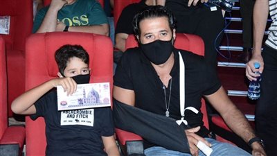 أحمد السعدني مع نجله في العرض الخاص لفيلم 
