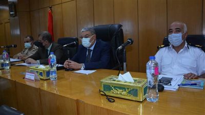 محافظ المنيا يشدد على ضرورة تطعيم كل العاملين بالقطاعات الحكومية 