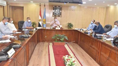 محافظ أسيوط يجتمع برؤساء المراكز والأحياء ويوجه بإسراع الخطى للانتهاء من تطعيم العاملين