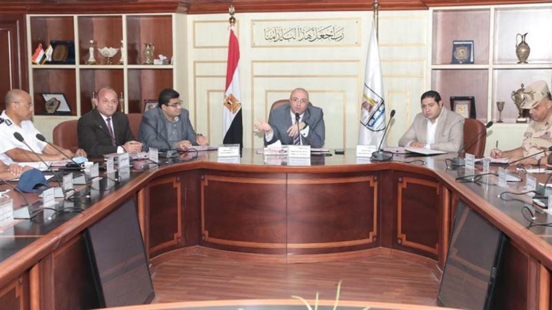 المحافظ خلال اجتماعه