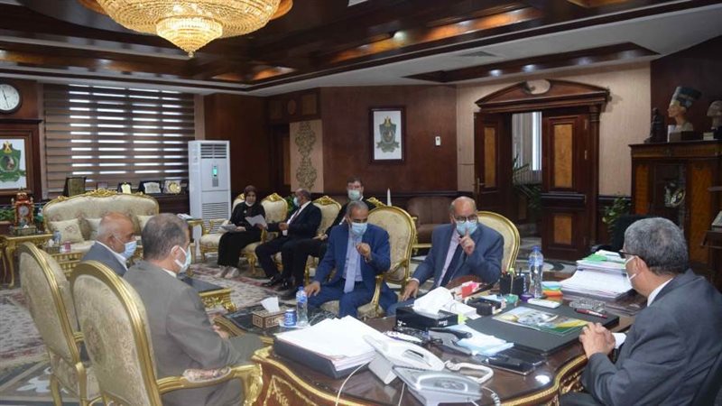 محافظ المنيا خلال