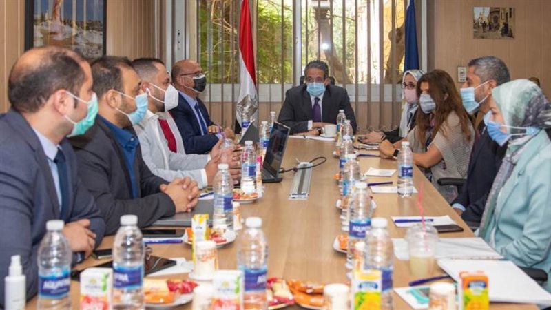 العناني يناقش موقف