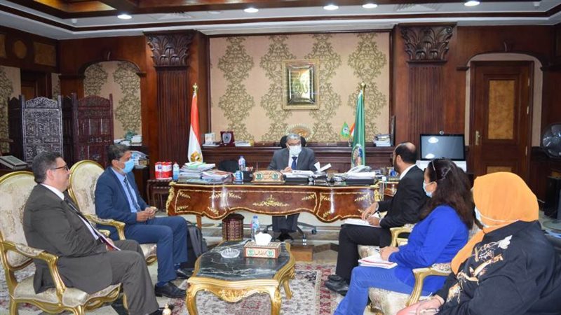 محافظ المنيا يستقبل