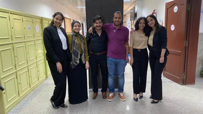 طلاب الصحافة بكلية