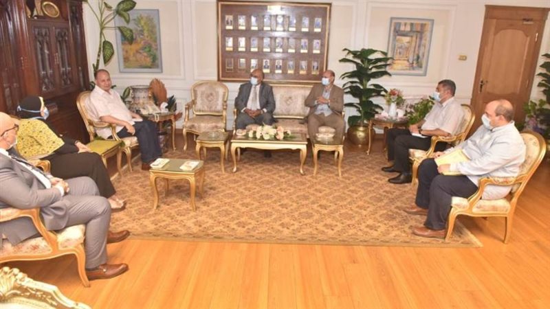 محافظ أسيوط يلتقي