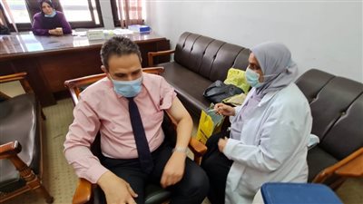 العاملون بجامعة دمنهور يتلقون الجرعة الثانية من لقاح كورونا