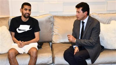 وزير الشباب والرياضة يزور 