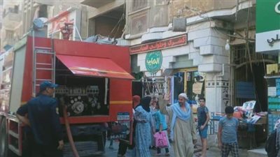 السيطرة على حريق شب بعقار في شارع تجاري بالمنيا
