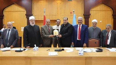 مجلس جامعة الأزهر يكرِّم عضو هيئة تدريس بكلية العلوم لنشره أبحاثًا علمية متميزة