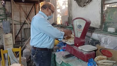 وكيل وزارة التموين يفاجئ مخابز الإسكندرية 