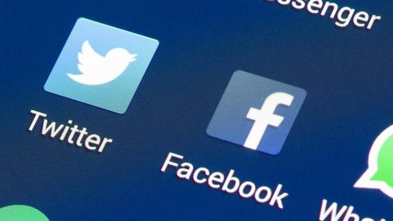 تغريم فيسبوك وتويتر