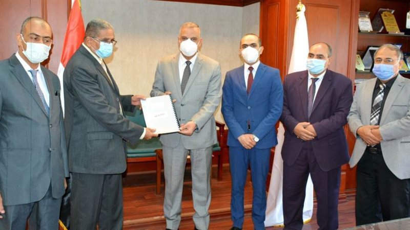 محافظ سوهاج يسلم