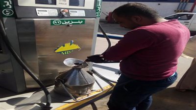 ضبط مسؤول بمحطة وقود بالقاهرة لتلاعبه في معيار 