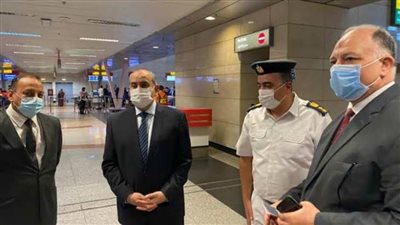 وزير الطيران يقوم بجولة مفاجئة بمطار القاهرة