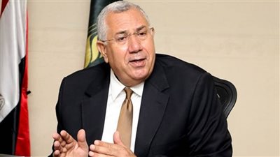 وزير الزراعة يشارك محافظ قنا تسليم 