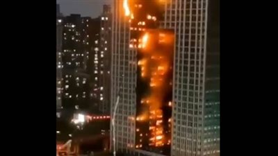حريق ضخم يلتهم برجا سكنيا شاهقا في الصين (فيديو)