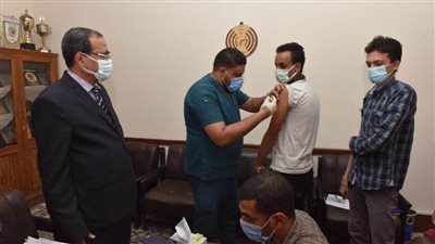 تطعيم طلاب جامعة سوهاج المشاركين في رحلة ترفيهية للإسكندرية بلقاح كورونا